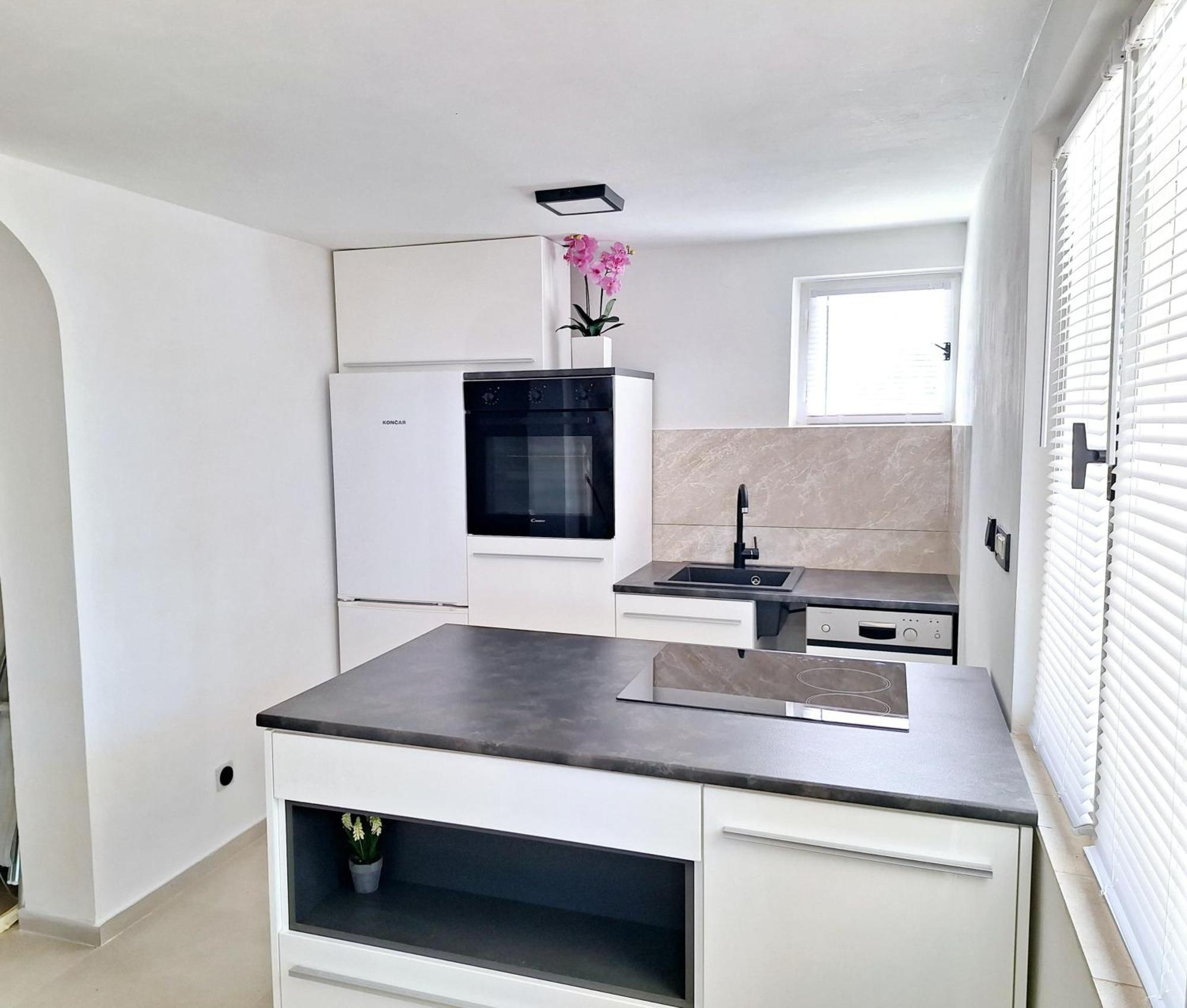 Apartman Ena By The Sea Prizba Exterior foto