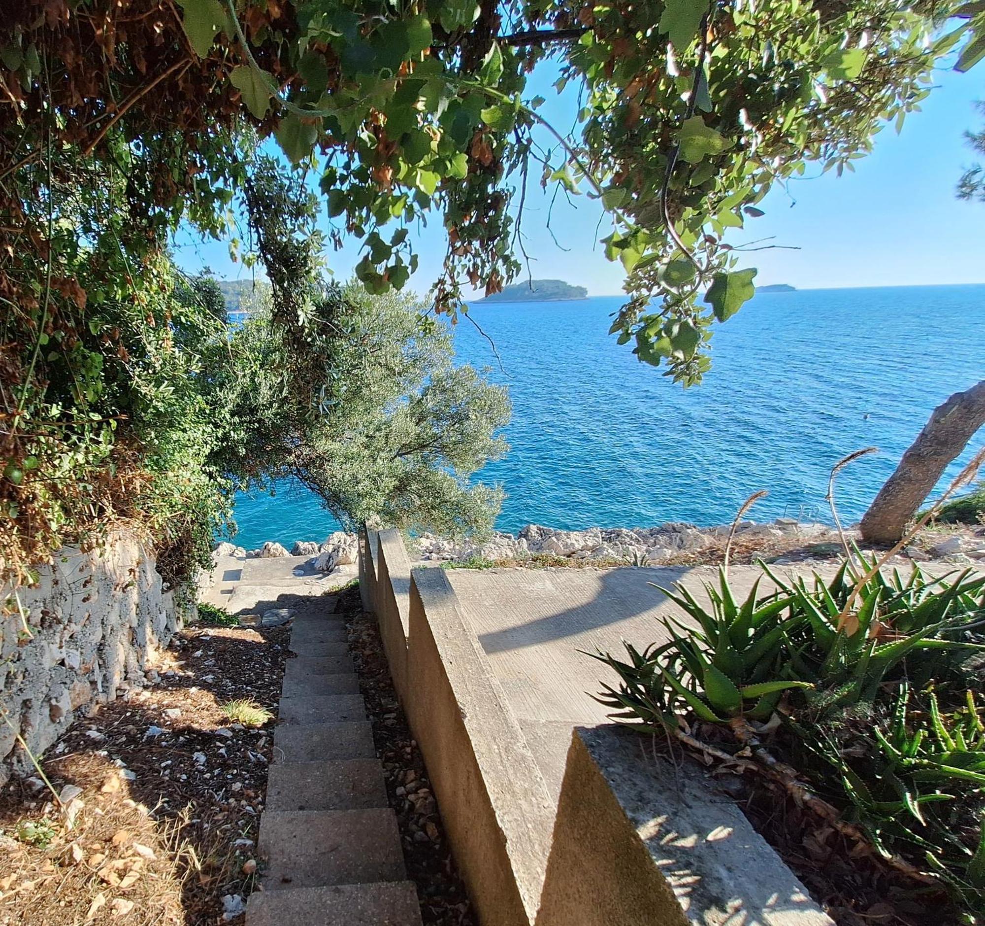 Apartman Ena By The Sea Prizba Exterior foto